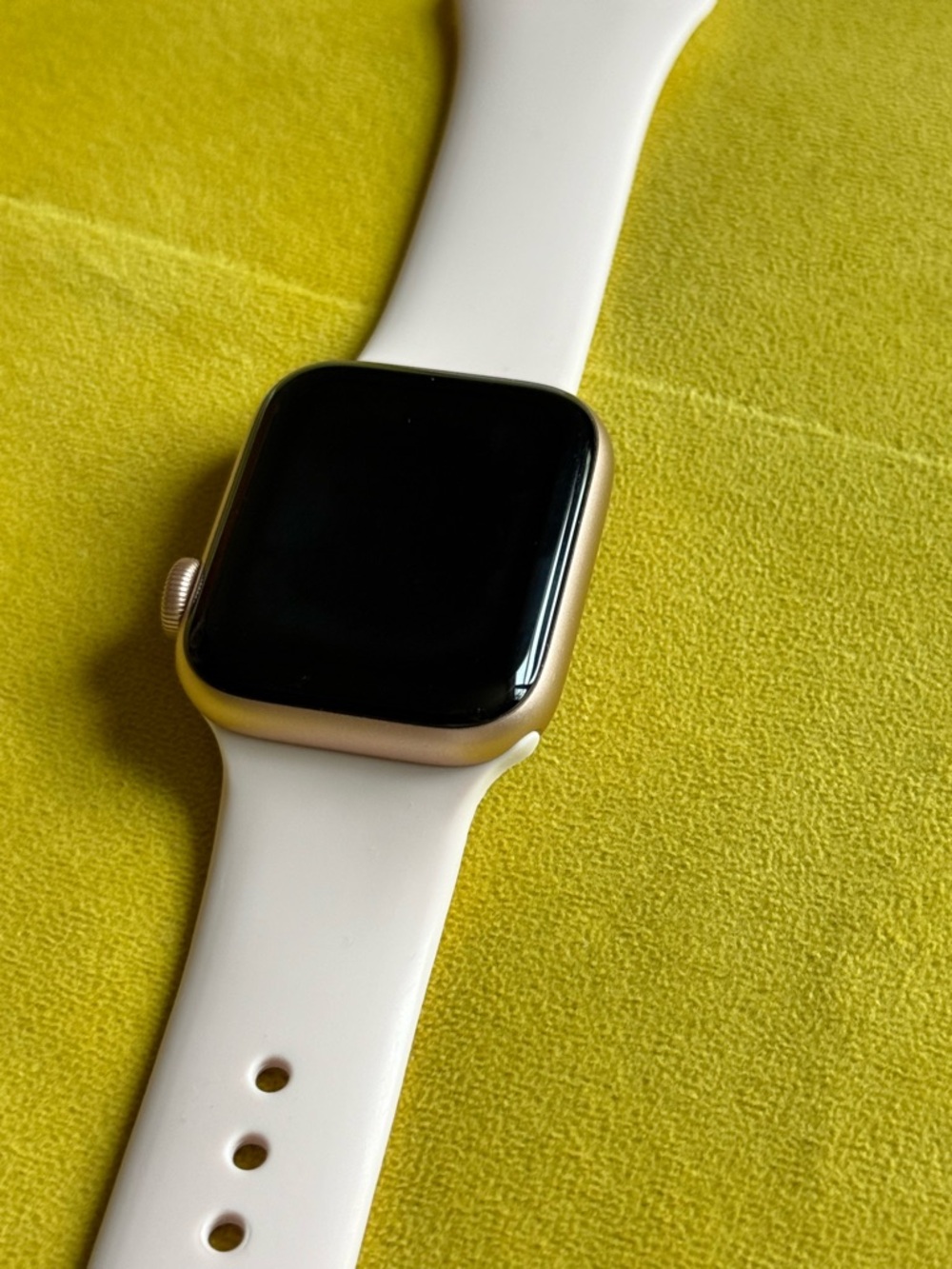 Apple Watch SE 1st GEN (2020) 40mm. with Light Pink Sport Silicone Band